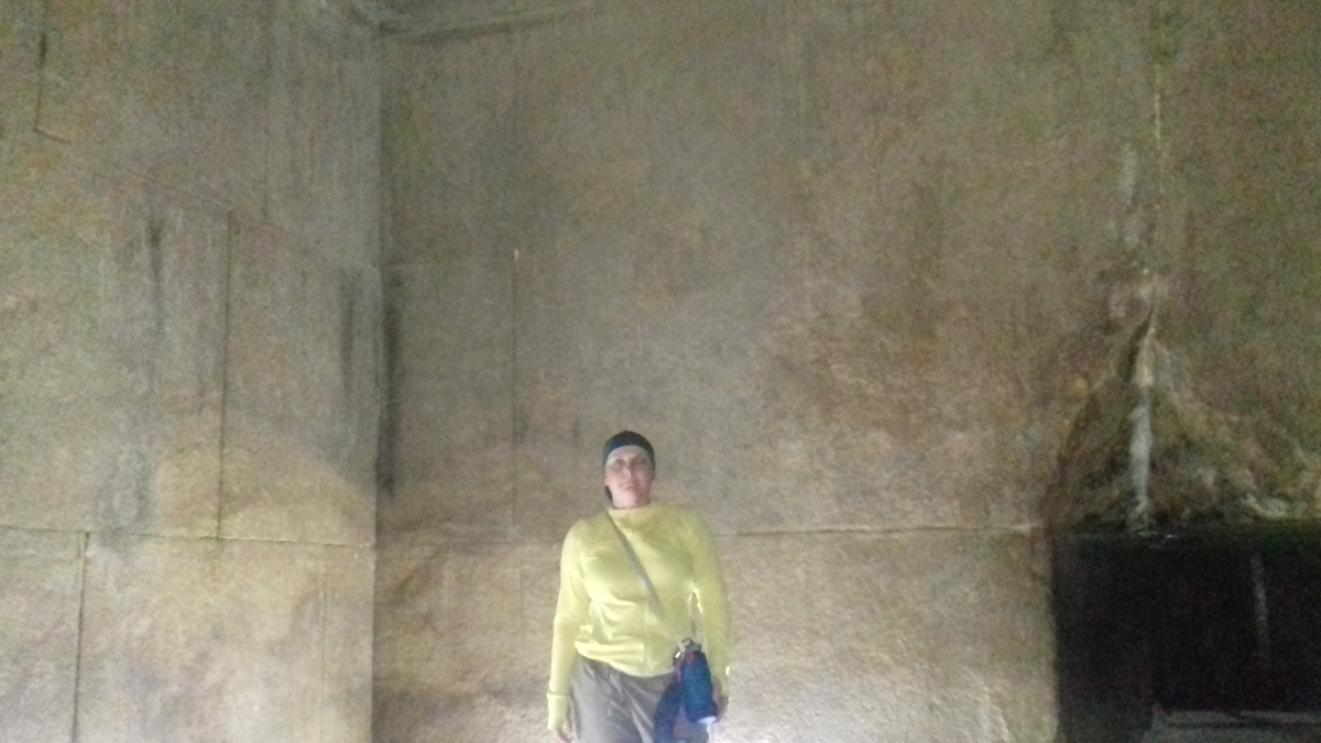 Блоки камеры Красной пирамиды, июнь 2019