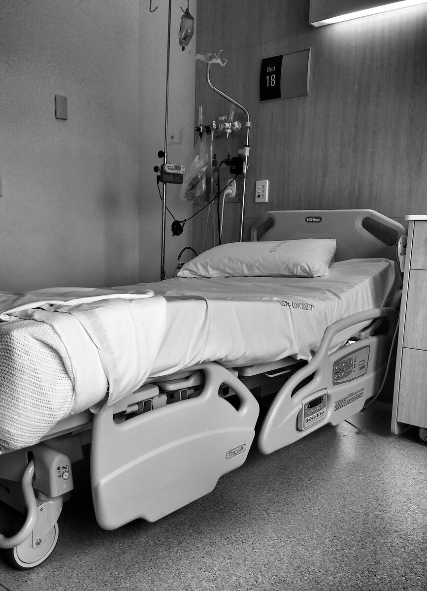 https://pixabay.com/photos/hospital-bed-emergency-ward-1806111/