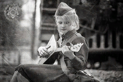 https://cdn.pixabay.com/photo/2015/06/09/20/34/girl-804057__340.jpg