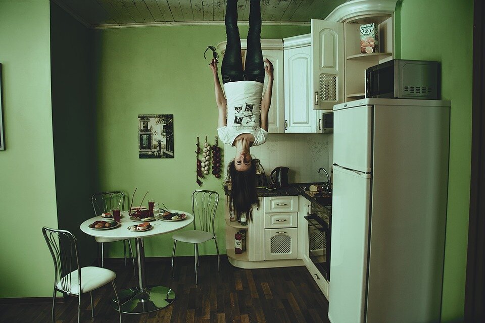 https://cdn.pixabay.com/photo/2016/10/03/19/55/girl-1712682_960_720.jpg