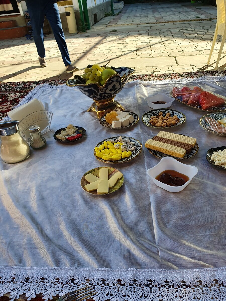 Еще только раскладывают.