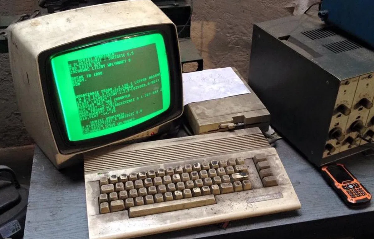 Commodore c64c. Старый компьютер. Самый старый комп. Старинный компьютер.