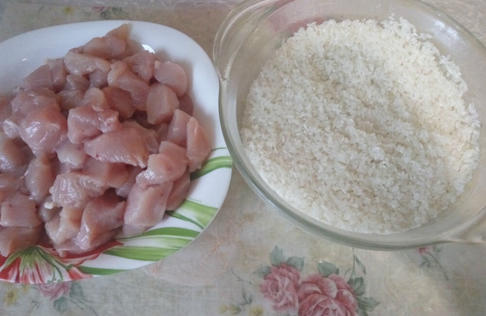 Рис тщательно промывают, чтобы избавиться от крахмала.