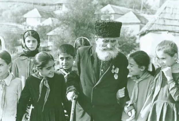 Ширали Муслимов в окружении пионеров. Фото из открытых источников