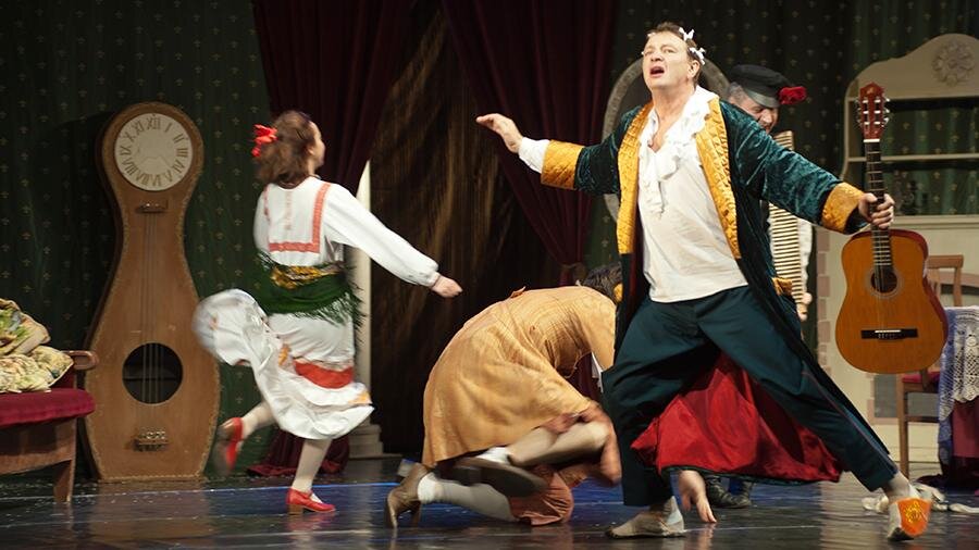 Марат Башаров в роли барина Ласукова в спектакле ««Жениться вам надо, барин!» на сцене Современного театра антрепризы                                                                                            Фото: news.21.by