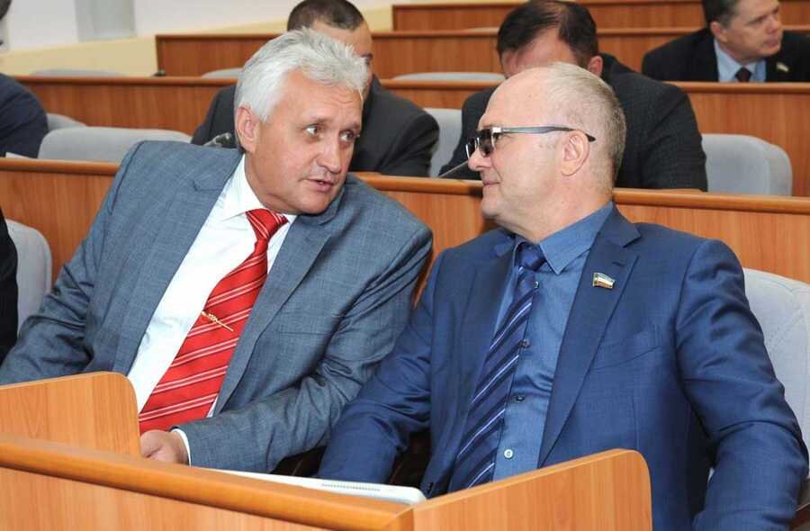Руководиль компании Владимир Ромашов на сессии Верховного Совета Хакасии (слева). Фото пресс-службы Верховного Совета Хакасии