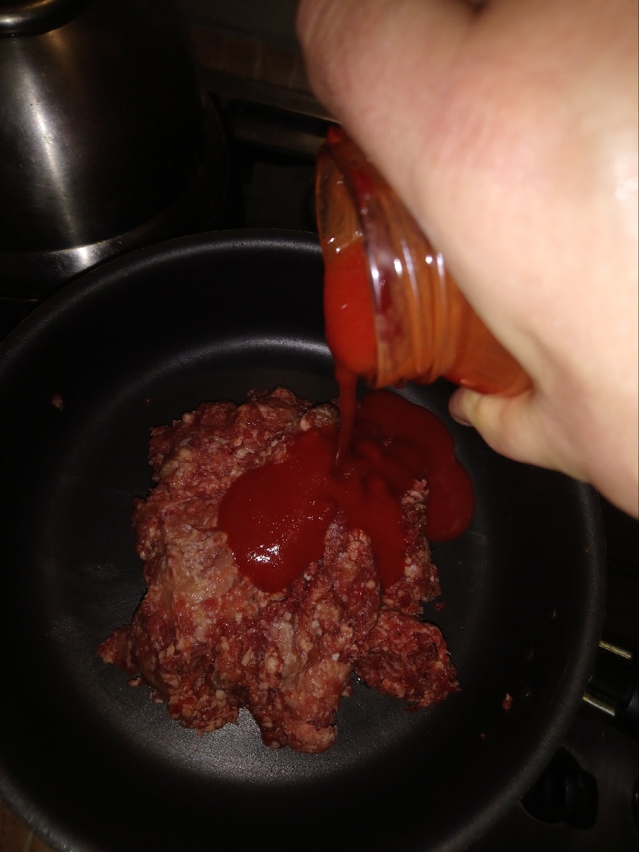 Добавляю томатную пасту