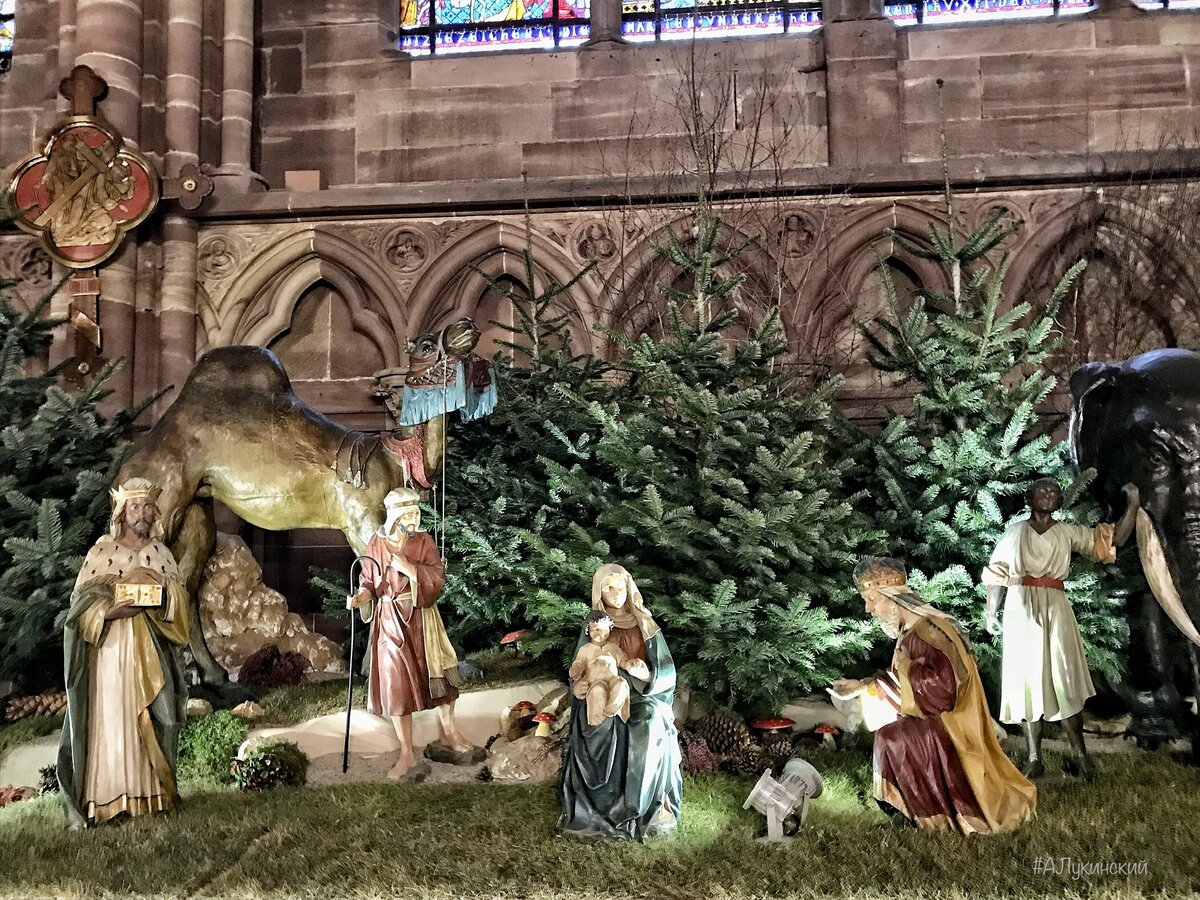 Рождественский вертеп в соборе Страсбурга (Франция) в половину человеческого роста