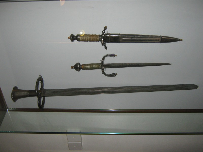 Музейная экспозиция "Кинжалы нормальных людей и ландскнехта". Источник: mihalchuk-1974.livejournal.com