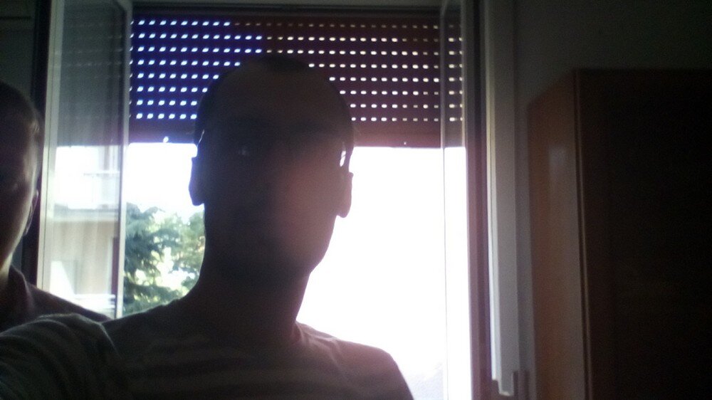 Свет расположен за человеком (не видны черты лица)