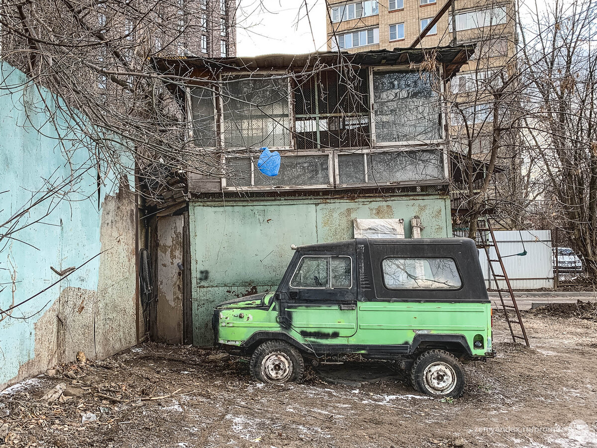 Нашёл ЛуАЗ-969М в старом московском гараже. Уникальный внедорожник с жестким верхом ???