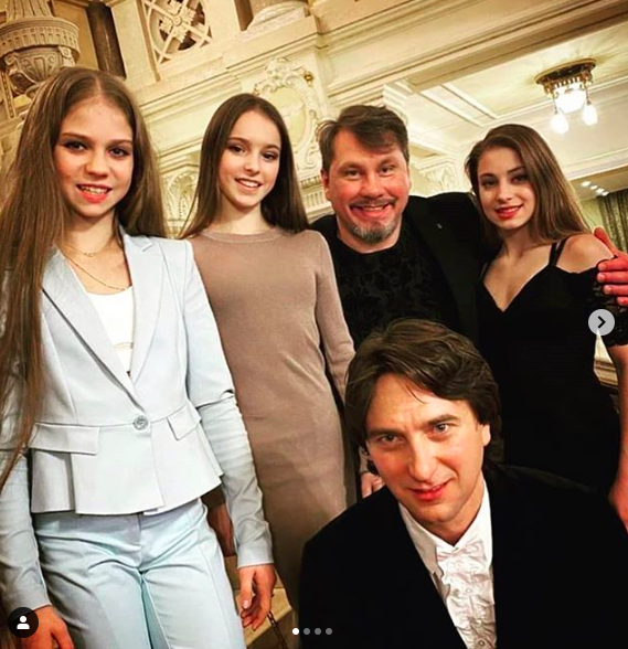 Слева направо: Александра Трусова, Анна Щербакова, Алена Косторная и врачи сборной России