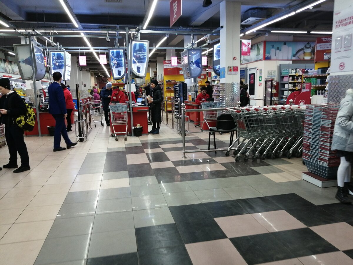 Данный магазин расположен в небольшом ТЦ (Фото автора)