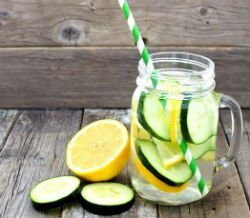 Вы можете каждый день питаться разными продуктами, в том числе любимыми вредностями. В этом случае вы похудеете из-за недобора калорий, но в условиях дефицита питательных веществ кожа станет дряблой, обвиснет и покроется «апельсиновой коркой» целлюлита. Чтобы этого избежать, делайте рацион сбалансированным, разнообразным, полезным. Тогда вы получите впечатляющий результат, стройную, подтянутую фигуру, без вреда для здоровья.