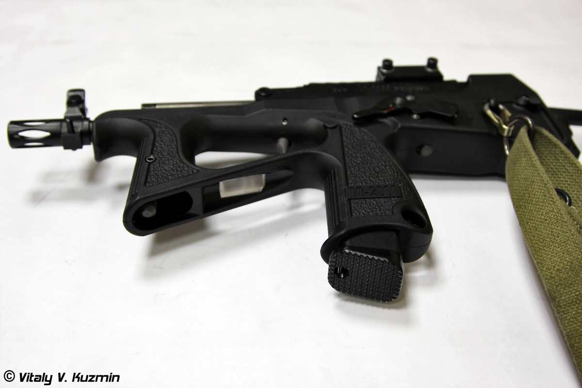 У ПП-2000 необычная схема боепитания. Его магазин подключается к затыльной части ствольной коробки. Скорострельность также впечатляет - 800 выстрелов в минуту