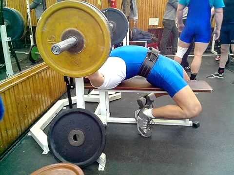 Хороший прогиб достигается большим напряжением многих мышц