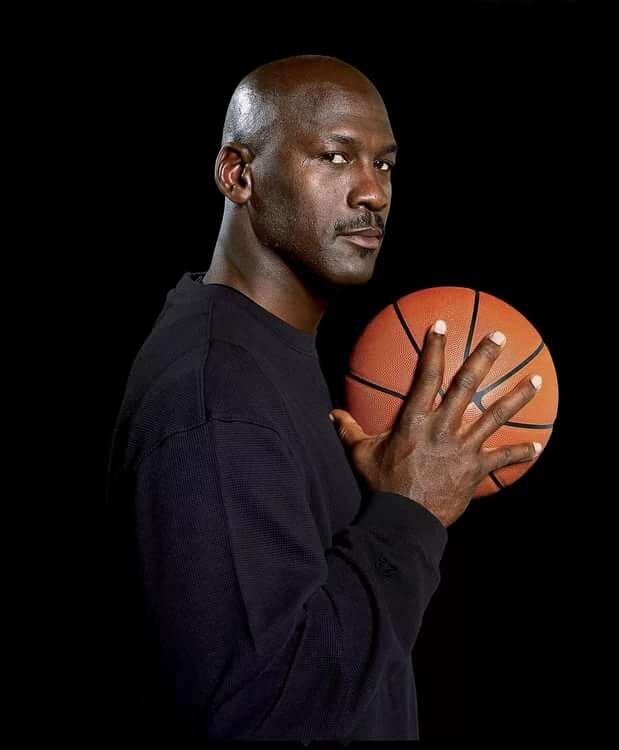 Майкл Джордан - это легендарный американский баскетболист из состава НБА, долгое время выступающий в позиции атакующего защитника команды “Чикаго Буллз”. Он шесть раз приводил команду к титулу чемпиона НБА, дважды завоевывал олимпийское золото. Сегодня Майкл Джордан является официальным лицом бренда NIKE и одним из лучших игроков за всю историю баскетбола. История жизни Майкла Джордана вдохновляет миллионы людей. Американский баскетболист отличный пример для подрастающего поколения.