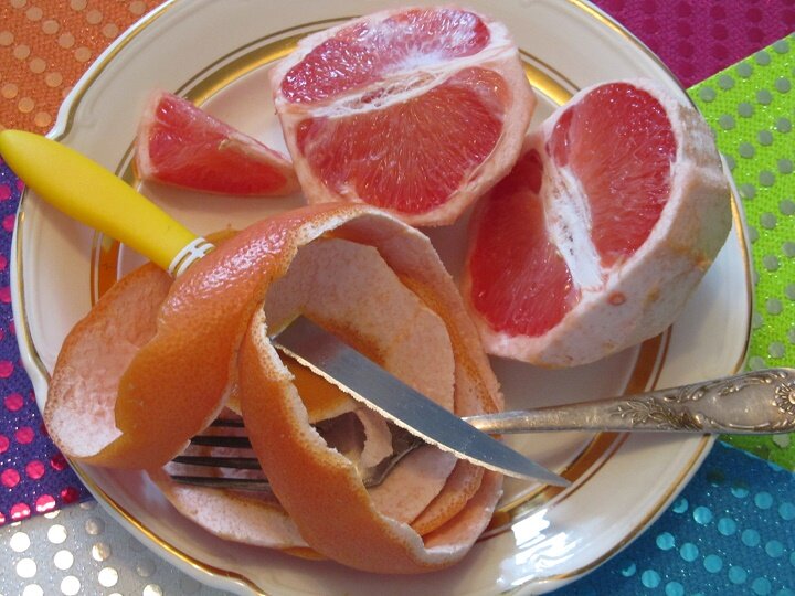 Шкурки грейпфрута. Цедра грейпфрута. Нож для грейпфрута. Как чистить грейпфрут. Цедра из грейпфрута.