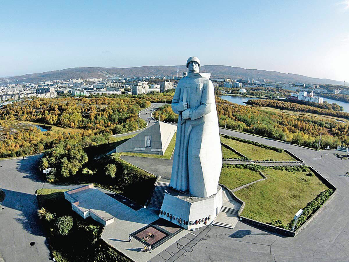 Город прославившийся в годы великой. Мурманск мемориал защитникам советского Заполярья. Памятник защитникам Заполярья Алеша Мурманск. Памятник Алеше в Мурманске. Монумент Алеша в Мурманске.