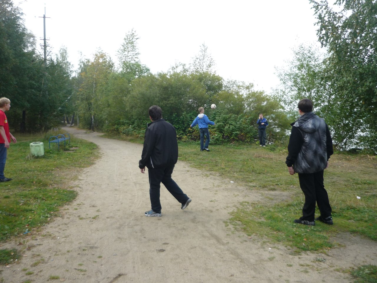 Игра в футбол на пляже около Кайт-серф станции, 2013.