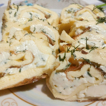 Яичный рулетик с начинкой из плавленого сырка – красивое, вкусное и сытное блюдо