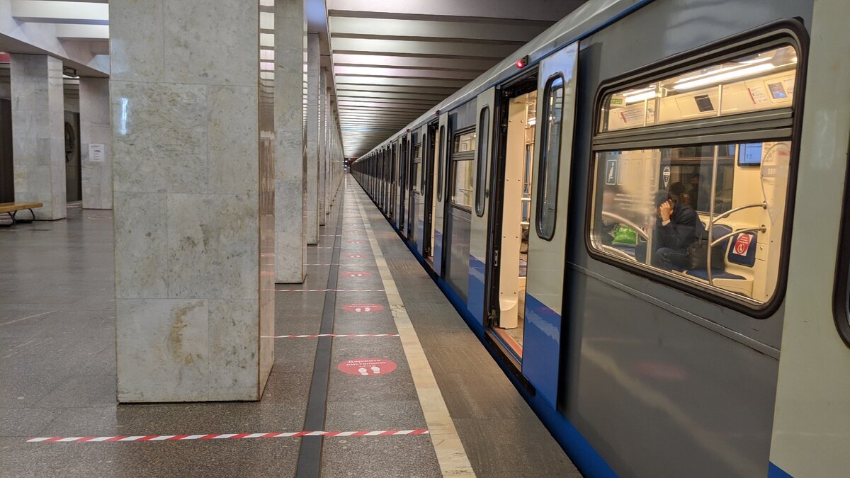 В метро. Всё фотографии в статье сделаны автором