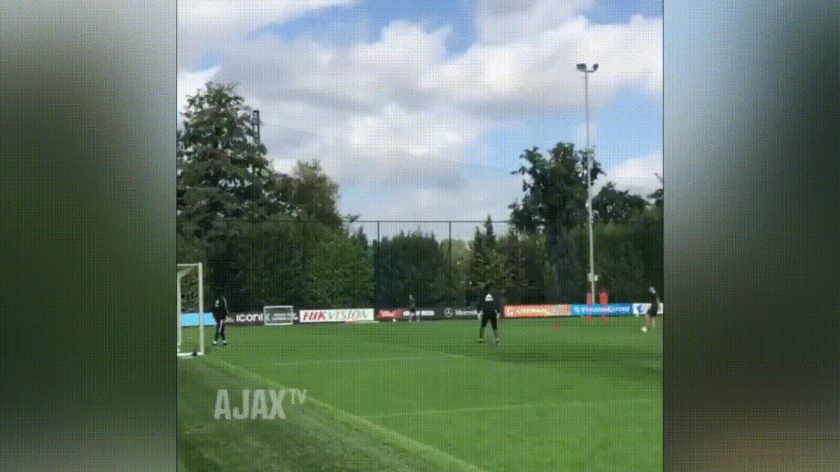 Онана умеет не только отражать мячи, но и забивать