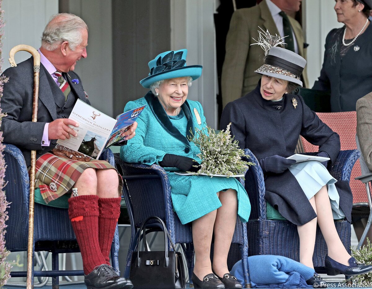 Долголетие королевы. Фото королевской семьи Великобритании в неформальной обстановке.