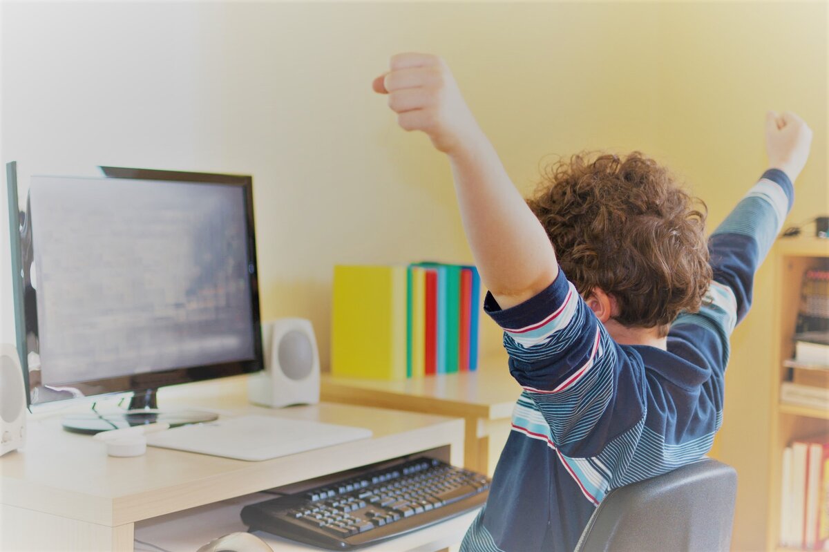 Дистанционное обучение имеет кучу плюсов и минусов. Но в этой статье я рассказываю о шаткой грани баланса быта и учебы. 