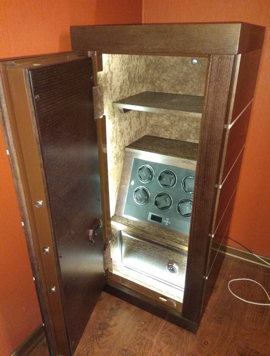 Домашний сейф для хранения документов и часов.