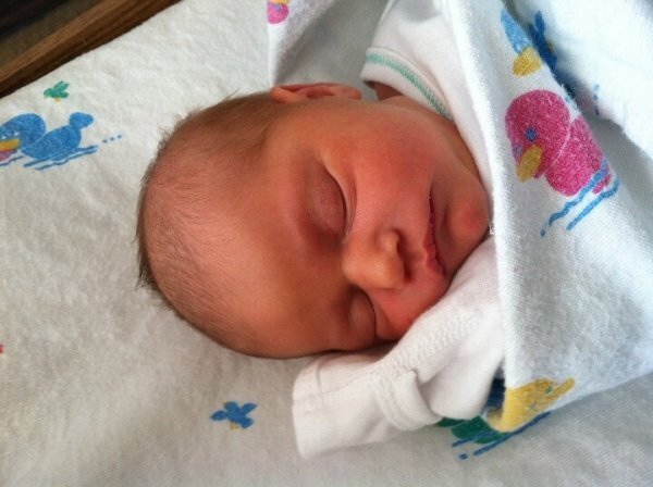 симптомы ночного апноэ у ребенка. дыхание здорового новорожденного. малыш спит. младенец плачет. новорожденный дышит чаще.