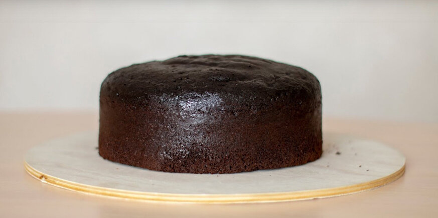 Очень и очень вкусный шоколадно-карамельный бисквит.