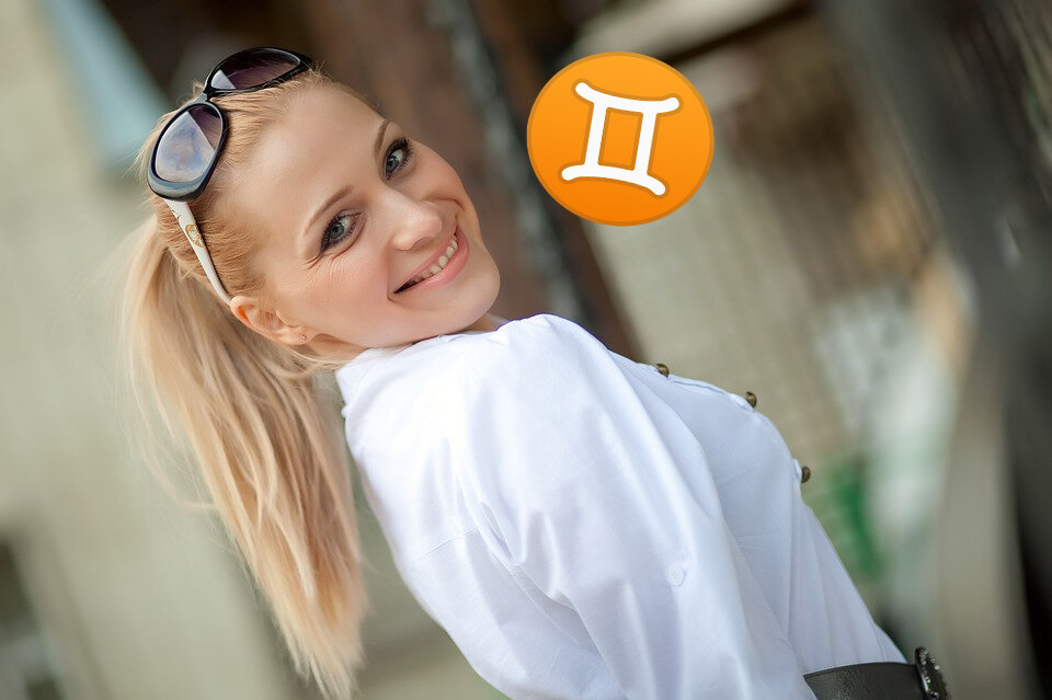 Девушка знака зодиака Близнецы ловит восхищенный взгляд. Гороскоп для Близнецов с 27 апреля - 3 мая. источник оригинального фото: pixabay.com