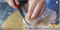 Режем куриную грудку тонкими ломтиками 