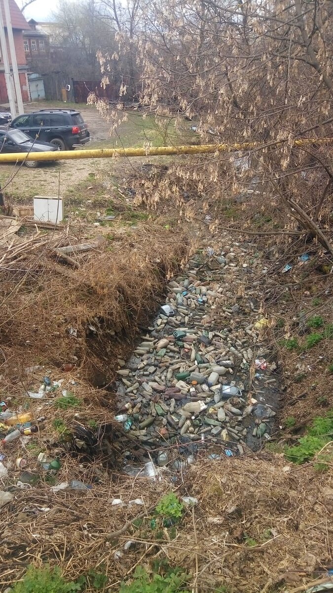 Бутылки в речке делают воду более приятной для купания летом!