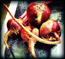 Когда вы едите продукты, содержащие натуральные нитраты, бактерии на вашем языке превращают их в нитритины ...