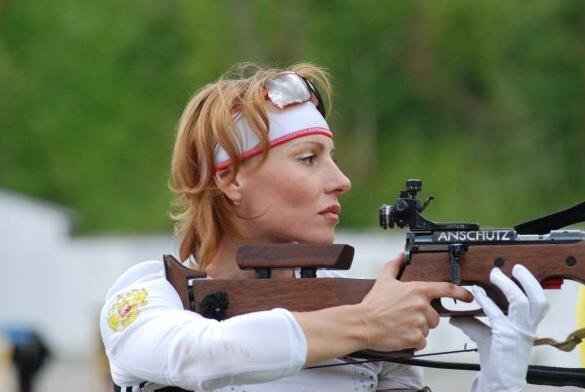 Альбина Ахатова с винтовкой