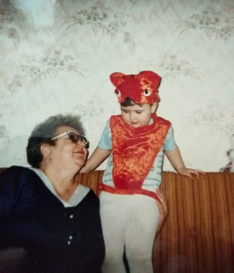 Это я с бабушкой в далёких 90х