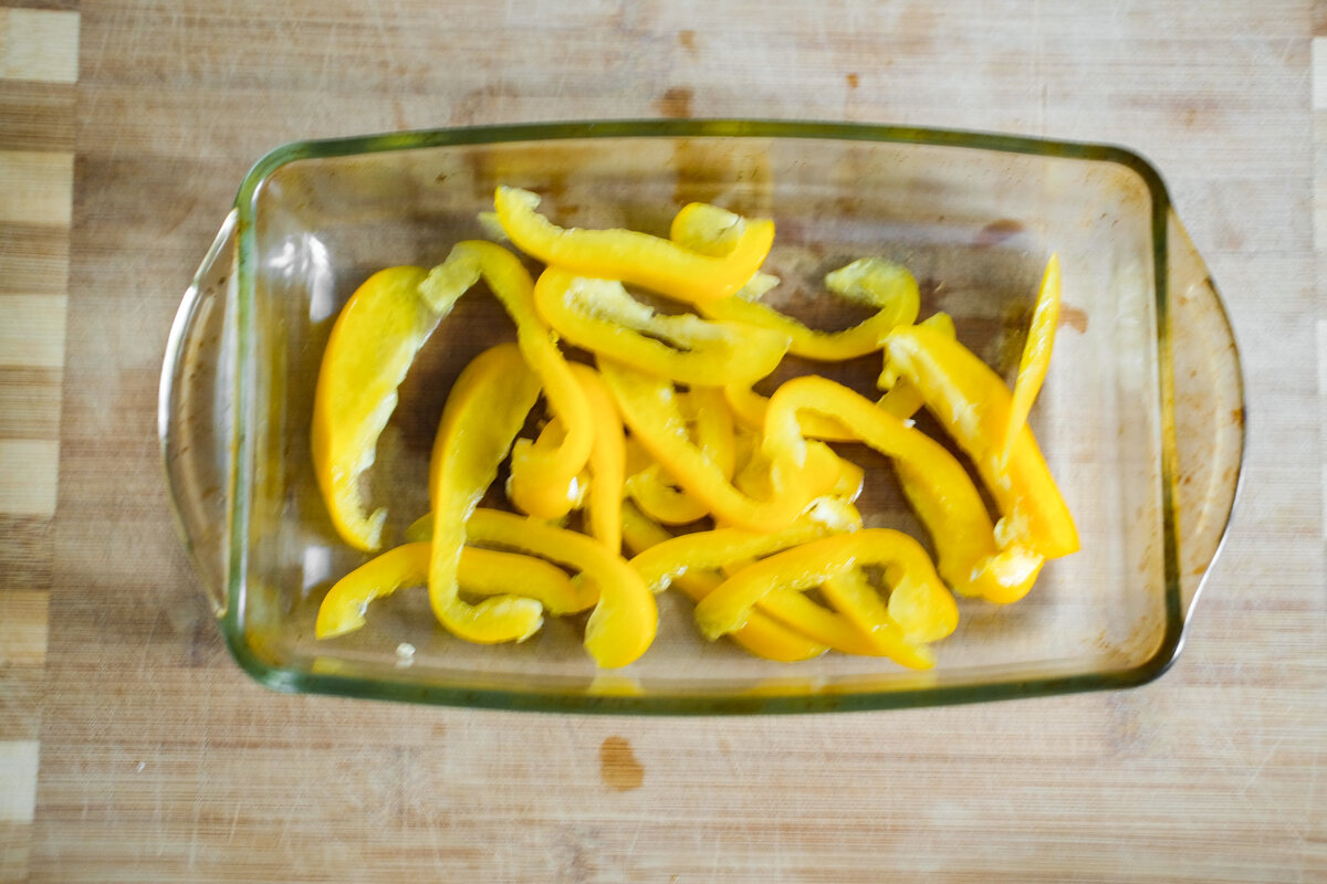 Нарезали перец и отправили в духовку