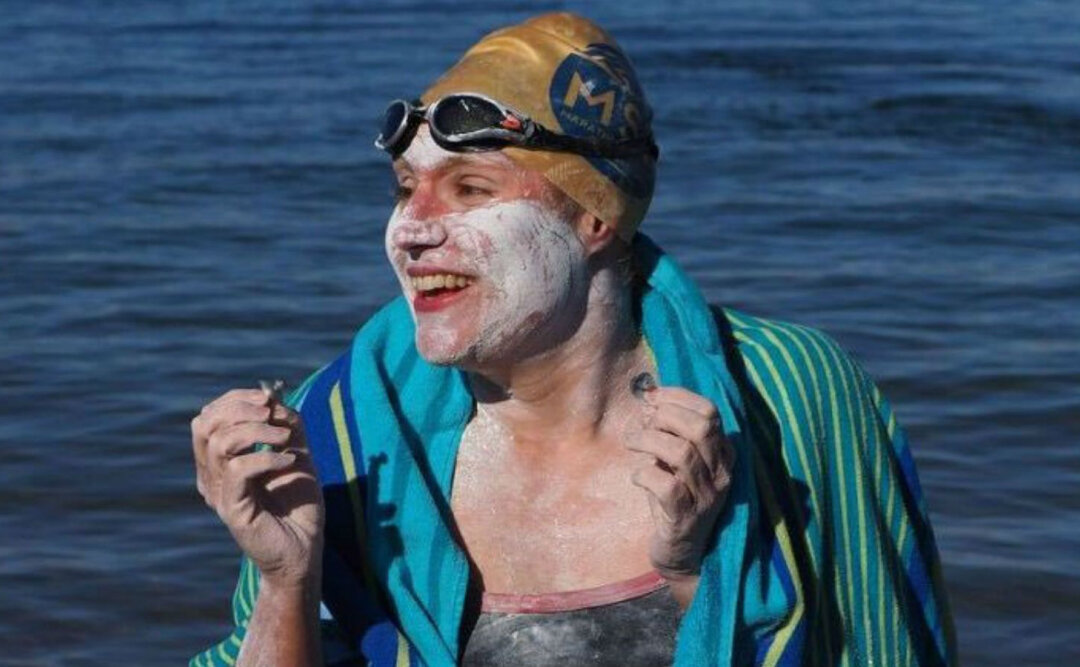  Сара Томас 17 сентября 2019-го стала первым человеком, четыре раза подряд без остановки переплывшим Ла-Манш. Еще за год до этого она активно лечилась от рака молочной железы.-2