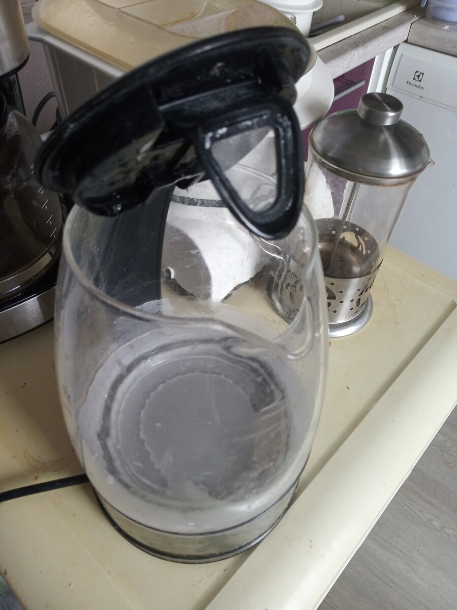 Чайник за неделю собрал кучу осадка, вот такая у нас вода