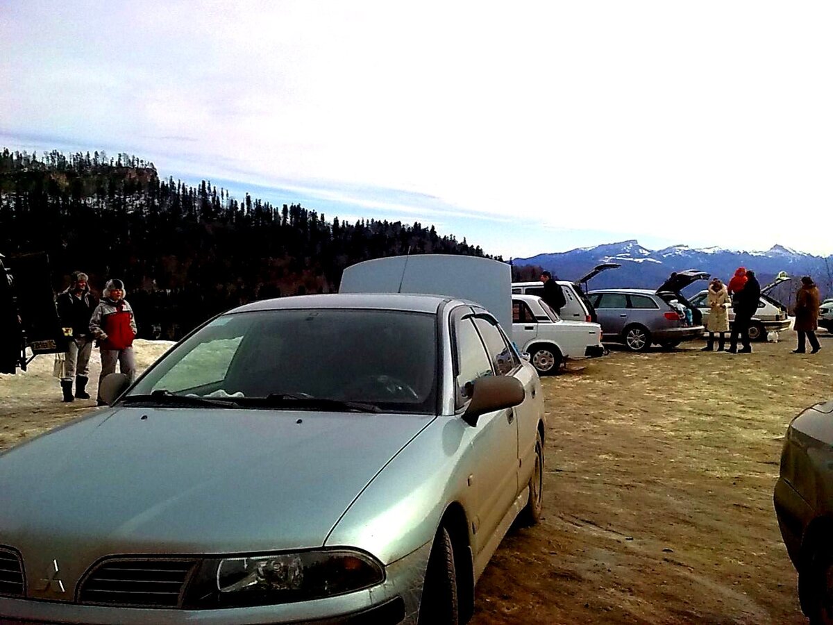 Это мы зимой, приехали рано утром, на дороге был лед как стекло. Не смогли подняться дальше, машину несло.