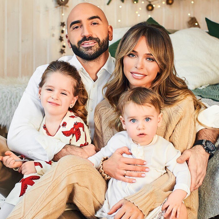 Яндекс фото по запросу. Супруги Анна Хилькевич и Артур Волков с дочерьми 