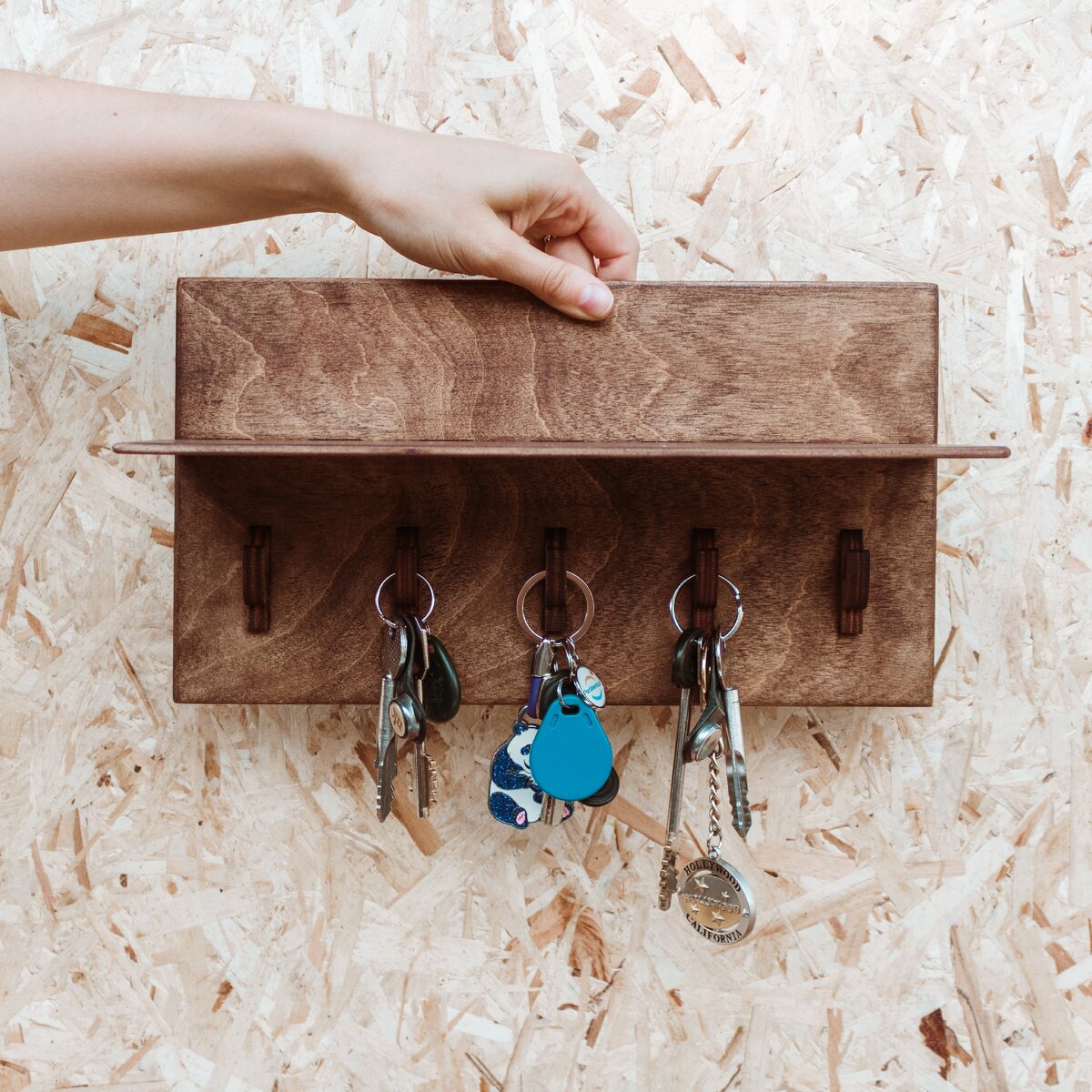 На фото: Ключница. Размеры — 30 х 18 х 10 см. Материал — фанера, покрытая воском. Цвет – мореный дуб. Цена — 500 ₽.