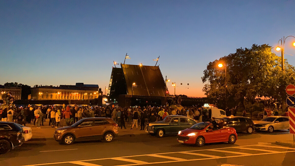 В белые ночи гуляющих по Питеру как никогда много