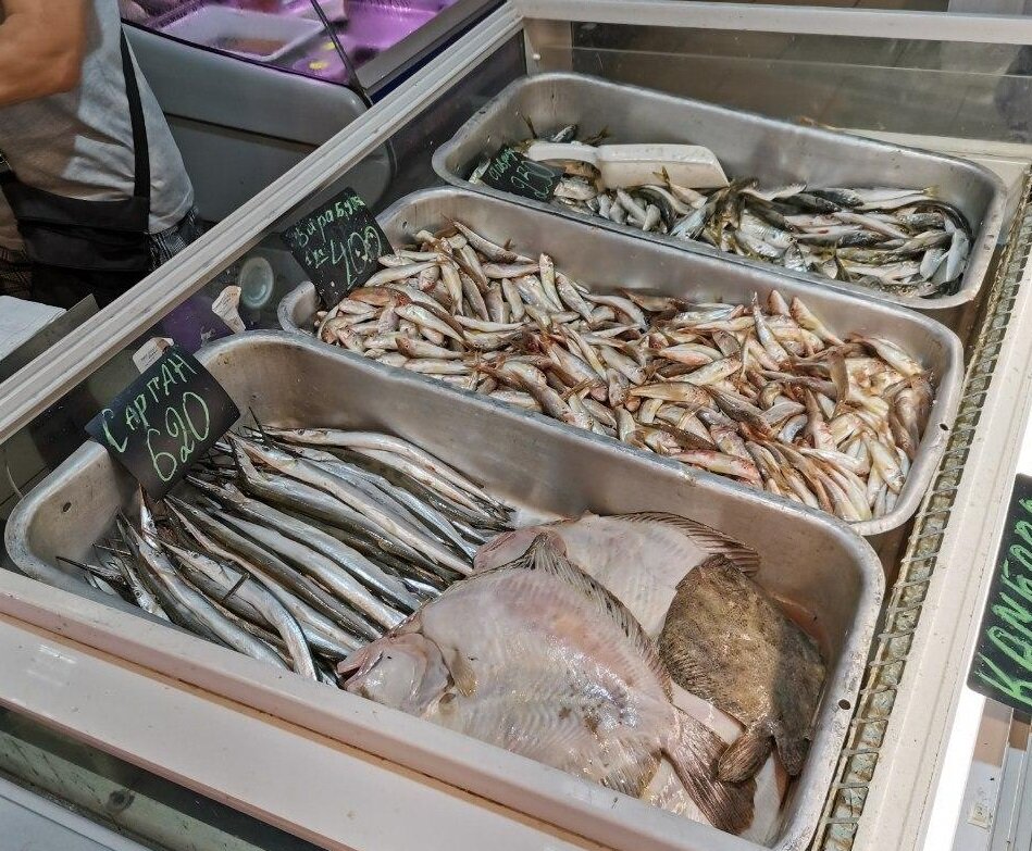 Рыбный отдел, и наша Камбала на гриле(листайте вправо)