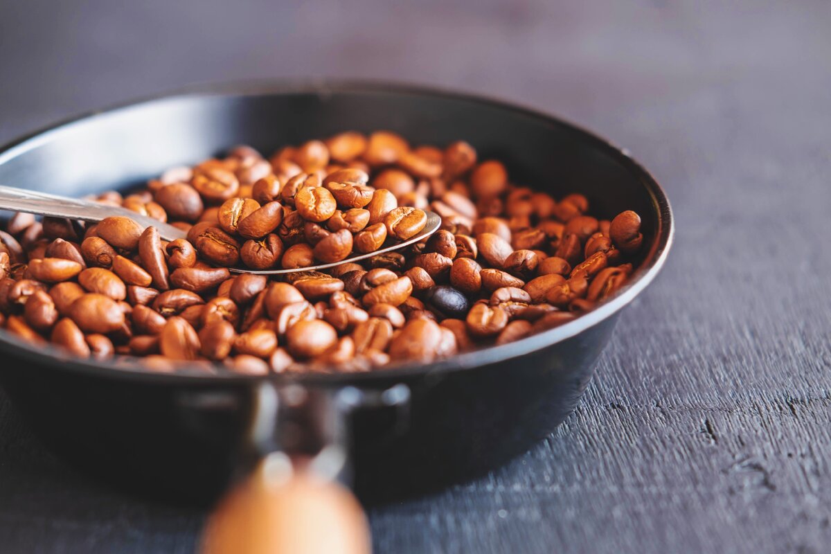 Для приготовления вкусного кофе, его нужно обжарить на сковороде