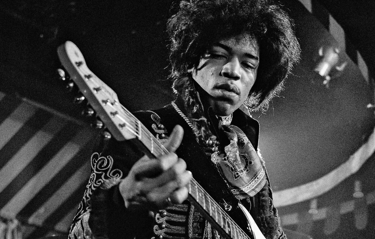 [взято из источников Википедии]https://img3.goodfon.ru/wallpaper/nbig/4/f6/jimmy-hendrix-koncert-gitara.jpg