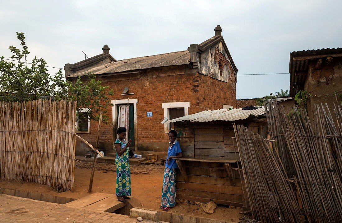 Зарплаты нищета. Бурунди бедность. Бурунди бедная Страна. Бурунди самая бедная Страна в мире. Самые бедные места Бурунди.