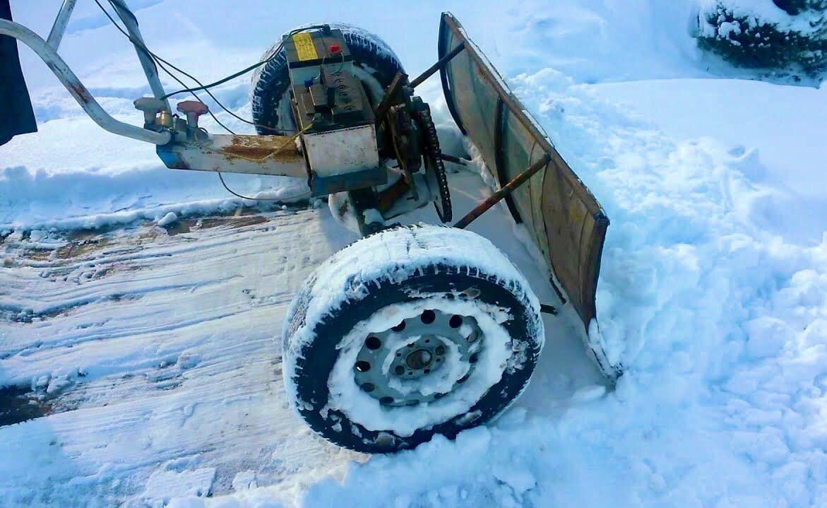 Деревянный треугольник для очистки дороги